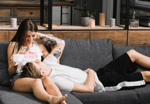 Pareja adulta descansando en un sofá