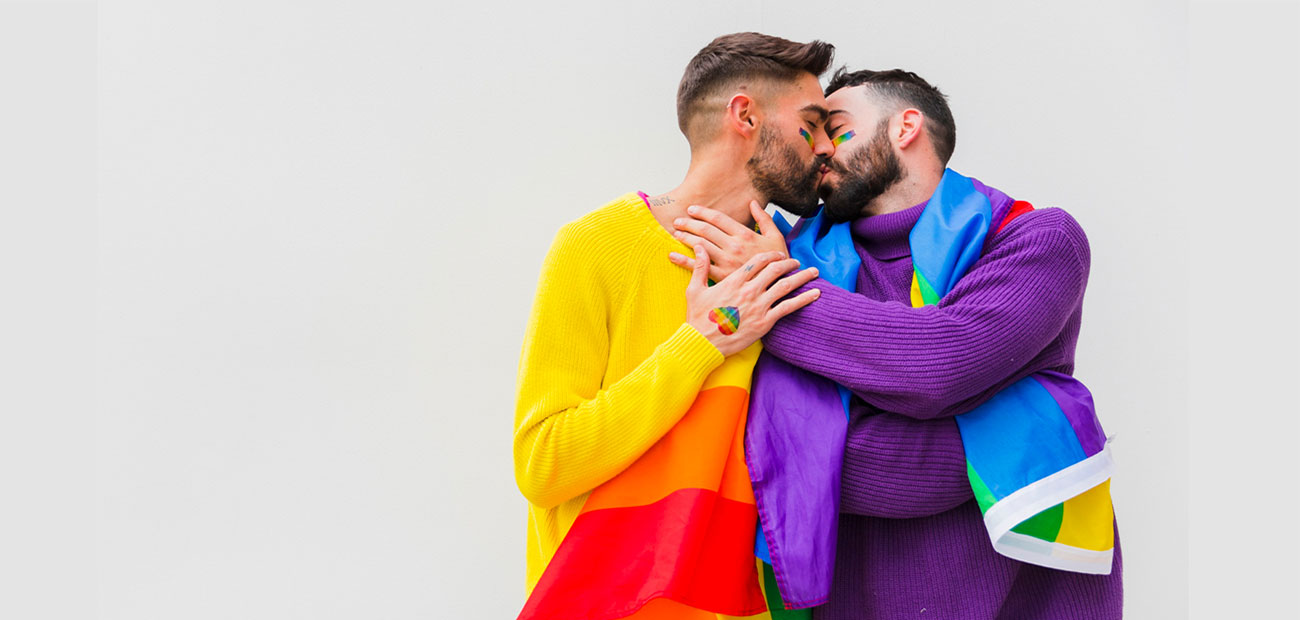 Dos hombres adultos con colores del orgullo LGBTQ+